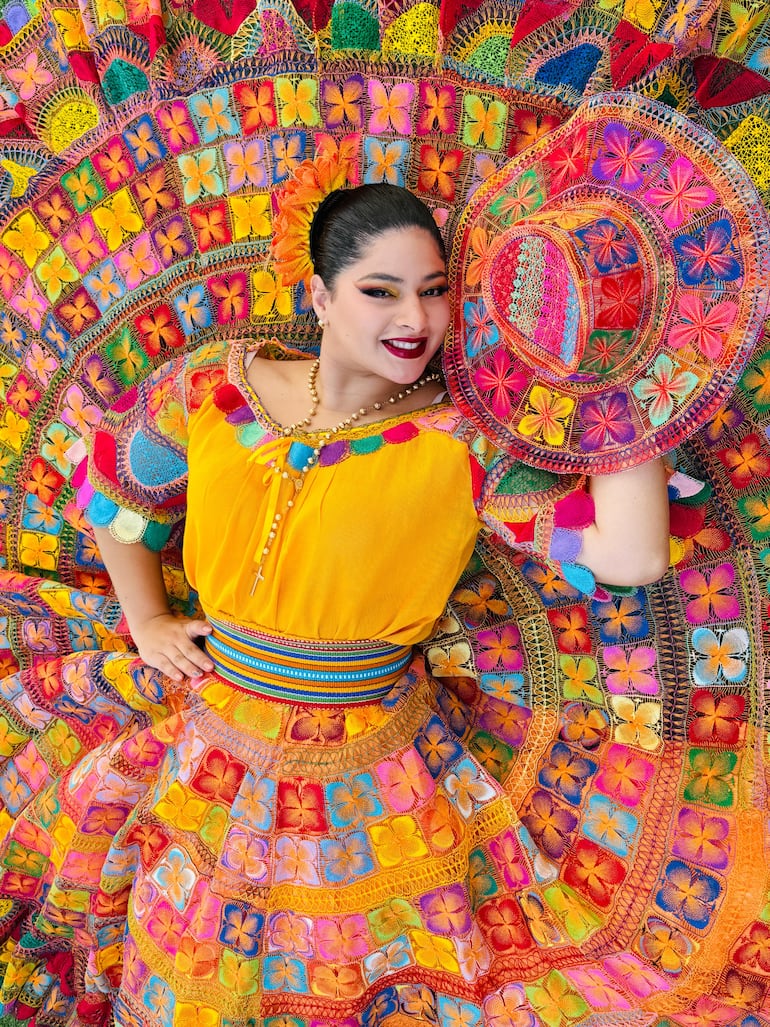 Alexa Armoa habla de la experiencia de las bailarinas paraguayas en Europa.