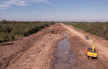 Inicio de los trabajos en la ruta PY12, obra que fue licitada y adjudicada durante el gobierno anterior.