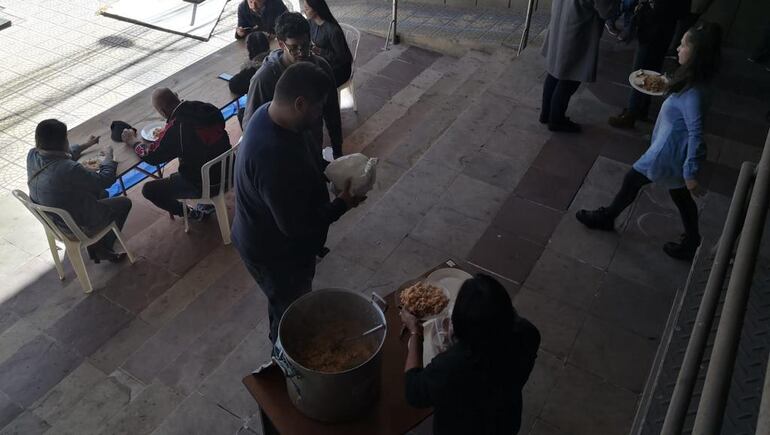 Protesta y olla popular de los funcionarios de Mitic.