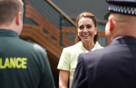 Britain's Catherine, Princess of Wales (rear C) speaks with memebers of staff upon her arrival at The All England Lawn Tennis Club in Wimbledon, southwest London, on July 15, 2023 for the women's singles final tennis match on the thirteenth day of the 2023 Wimbledon Championships. (Photo by Victoria Jones / POOL / AFP) / RESTRICTED TO EDITORIAL USE