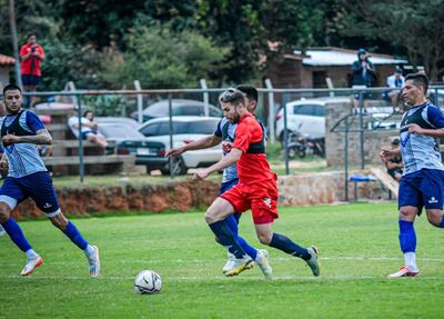 Enzo Trinidad, autor del gol de Nacional, escapa de la marca.