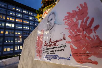Un cartel que celebra el aniversario 12 del pontificado del papa Francisco, fuera del hospital Gemelli en Roma.
