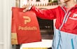 Delivery de PedidosYa en la entrega de un pedido en la ciudad.