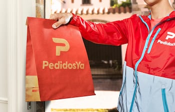 Delivery de PedidosYa en la entrega de un pedido en la ciudad.