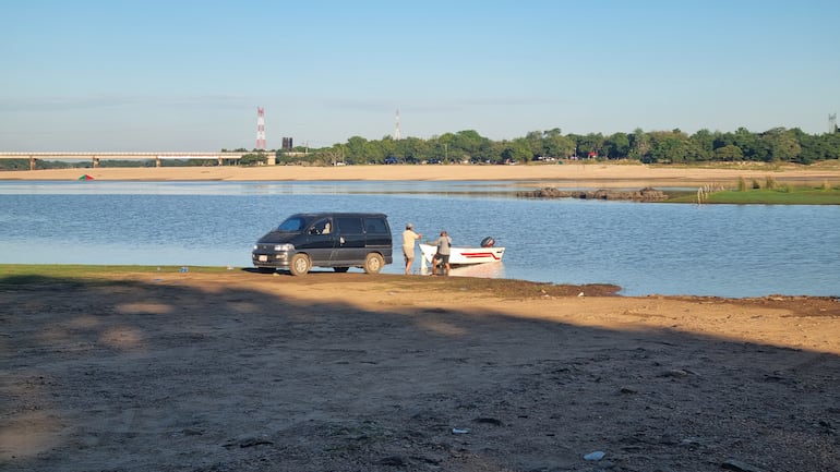 Turistas preparan sus embarcaciones para iniciar una jornada de pesca en el río Tebicuary, en Villa Florida.
