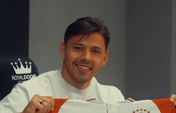 Óscar David Romero, cuando fue presentado como nuevo futbolista de Huracán.