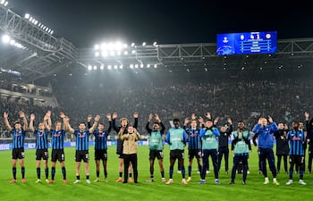 Los jugadores del Atalanta celebran tras ganar el partido de vuelta de los play-offs de la fase eliminatoria de la UEFA Champions League entre el Atalanta y el Borussia Dortmund, disputado en el Stadio di Bergamo en Bérgamo.