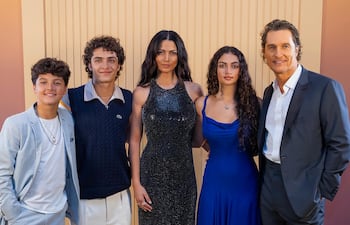 Camila Alves y Matthew McConaughey con sus hijos Levi, Vida y Livingston.