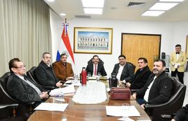 El ministro Baruja (2º d.), en la mesa directiva de Diputados.