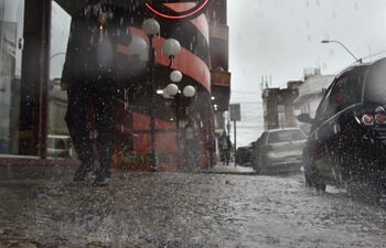 Las intensas lluvias inundaron las calles e incluso las veredas en el microcentro de Asunción.