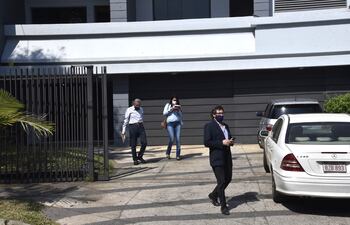 Representantes de concesionarias de juegos de azar salen de la sede de Conajzar, este mediodía.