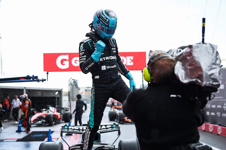 El británico George Russell, piloto de la escudería Mercedes, festeja la victoria en la carrera sprint del Gran Premio de Países Bajos en el circuito de Zandvoort, en Zandvoort, Países Bajos.
