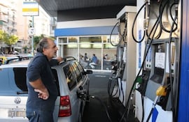 El precio de los combustibles en Argentina queda congelado desde este viernes hasta el 31 de octubre, gracias a un acuerdo entre la industria y el Gobierno para intentar paliar la fuerte subida de precios que vive el país suramericano.