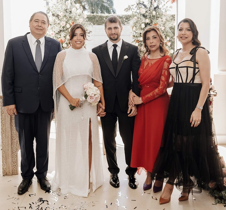 Los padres de la novia Manuel de Jesús Coronel Molinas y Graciela Beatriz Maciel de Coronel junto a Bianca y su hermana Andrea Coronel.