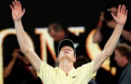 Jannik Sinner de Italia celebra la victoria sobre Alexander Zverev de Alemania después de su partido final individual masculino en el día quince del torneo de tenis Abierto de Australia en Melbourne el 26 de enero de 2025.