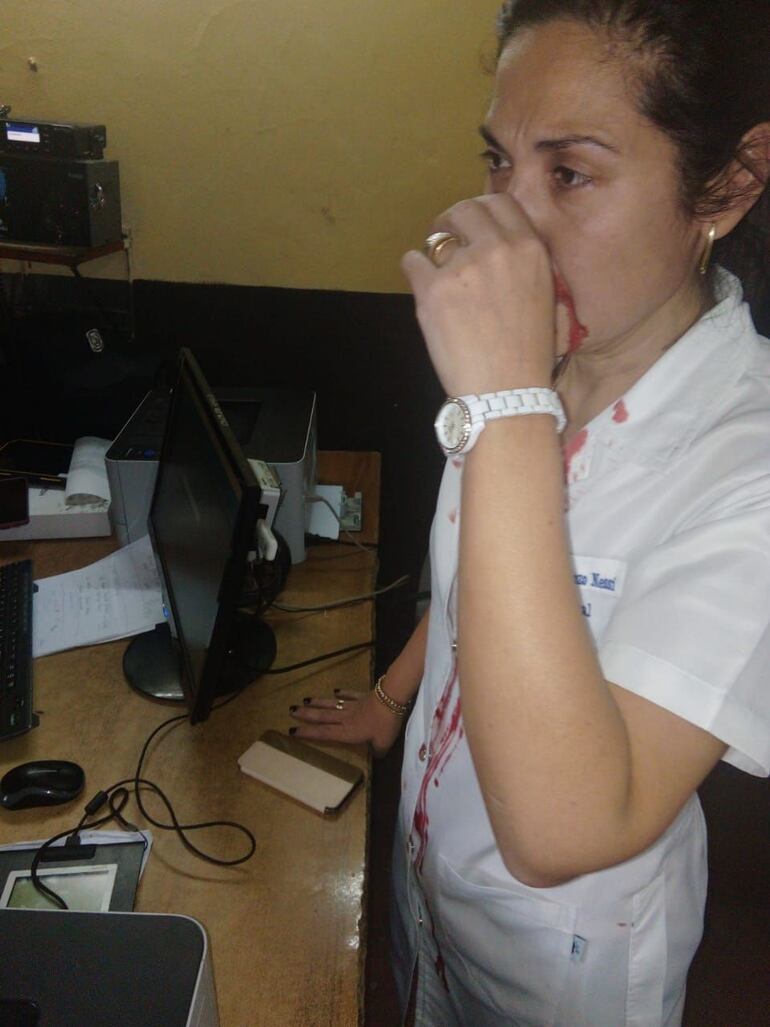  La Dra. Cynthia Cardozo Nessi, entonces directora del Hospital de Limpio, tras la agresión sufrida. Fue el 17 de mayo de 2019.
 