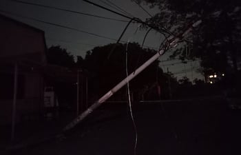 Una columna de la ANDE también fue afectada por el temporal.