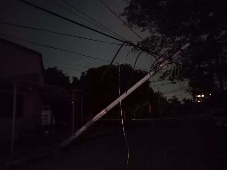Una columna de la ANDE también fue afectada por el temporal.