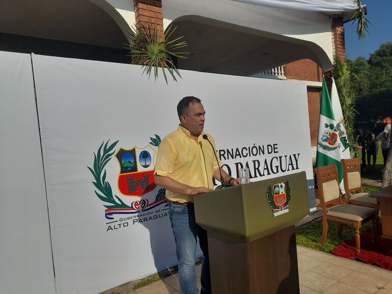 Arturo Mendez gobernador del Alto Paraguay, tras la entrega de las ambulancias a la regiòn sanitaria.