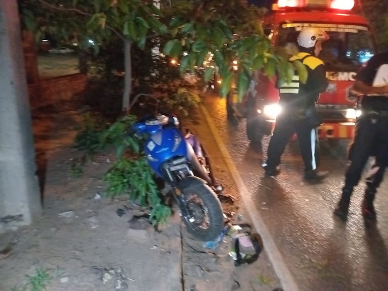 La motocicleta de la víctima tras el accidente.