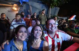 La senadora Celeste Amarilla (centro), ayer durante la marcha política contra el gobierno.