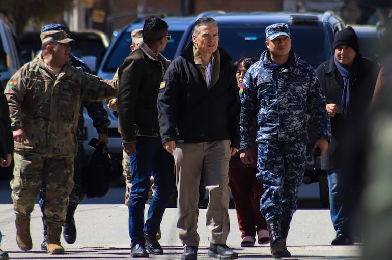 El ministro de Defensa, Ernesto Justiniano (c) llega a la zona afectada