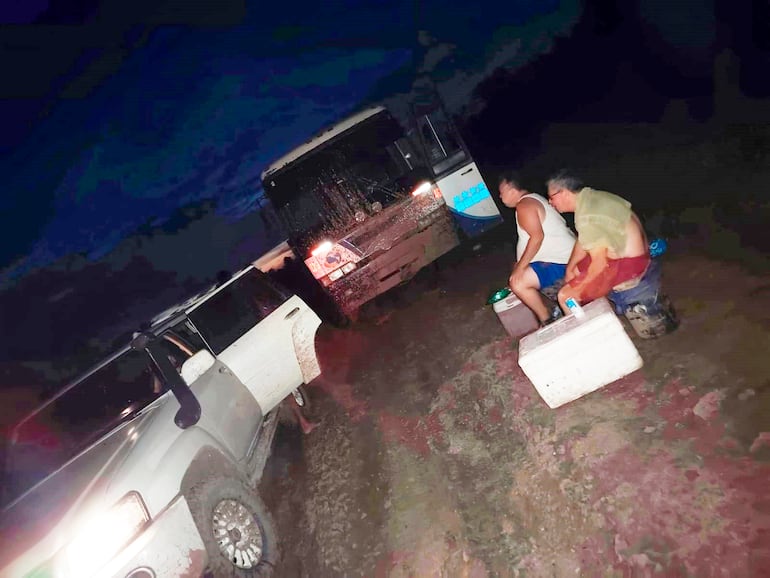Personas solidarias acercaron a los conductores algo de comida, agua y unas latitas de la rubia espumante, con lo que recibieron el año nuevo en medio de la nada, entre el barro y los mosquitos.