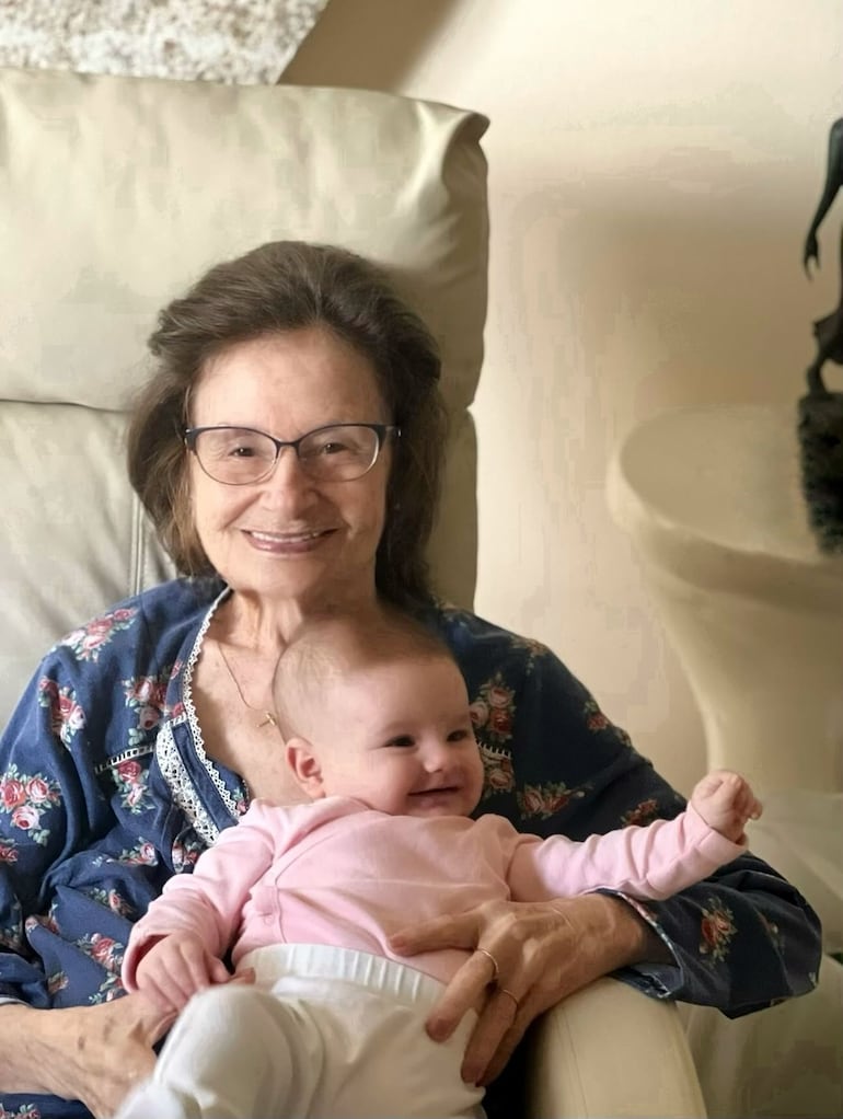 Doña María Paz con su nieta Brianna, hija del actor Mario Cimarro. (Instagram/Mario Cimarro)