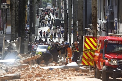 Integrantes de organismos de socorro remueven escombros tras un fuerte temblor este lunes, en Manizales (Colombia). Al menos dos personas murieron en la capital del departamento de Caldas, por el terremoto de magnitud 7,4 que sacudió buena parte del territorio nacional.