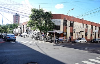 Actualmente, así se encuentra las inmediaciones del Indert, tras la decisión del Movimiento Campesino Paraguayo de ubicarse al costado.