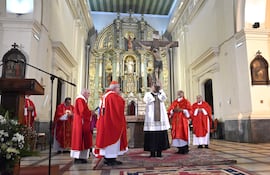 El cardenal Adalberto Martínez, arzobispo de Asunción, encabezó este Viernes Santo la Celerbración de la Pasión de Cristo en la Catedral Metropolitana de Asunción.