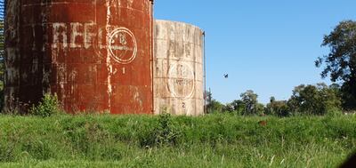 Los enormes tanques están con herrumbres y están prácticamente inservibles.