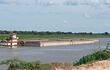 Un remolcador con escasas barcazas de carga, navega por esta zona norte después del leve repunte del río, sin embargo ahora vuelve a estacionarse debido a que pararon las grandes lluvias.