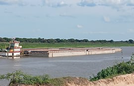 Un remolcador con escasas barcazas de carga, navega por esta zona norte después del leve repunte del río, sin embargo ahora vuelve a estacionarse debido a que pararon las grandes lluvias.