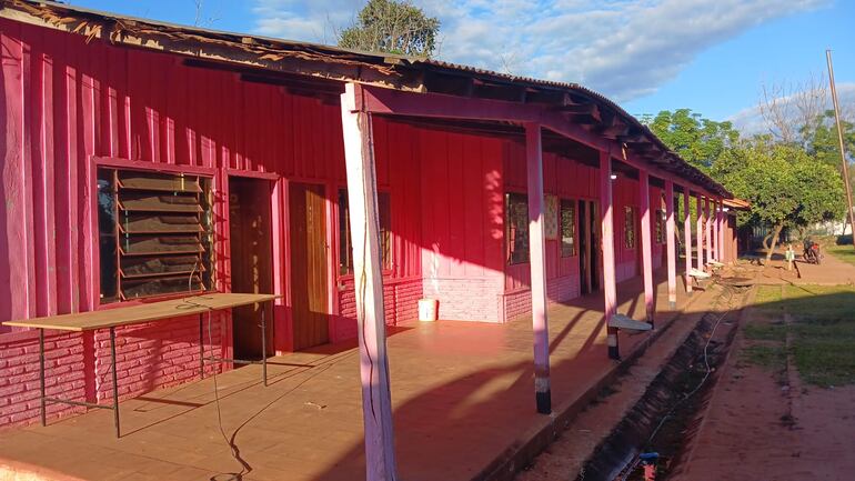 Ante la falta de infraestructura, los propios padres construyeron aulas de madera, hoy deterioradas y con peligro de derrumbe.