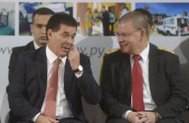 Horacio Cartes (der.) Presidente de la ANR y lider de Honor Colorado junto al senador Antonio Barrios (izq.).