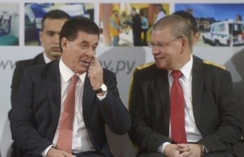Horacio Cartes (der.) Presidente de la ANR y lider de Honor Colorado junto al senador Antonio Barrios (izq.).