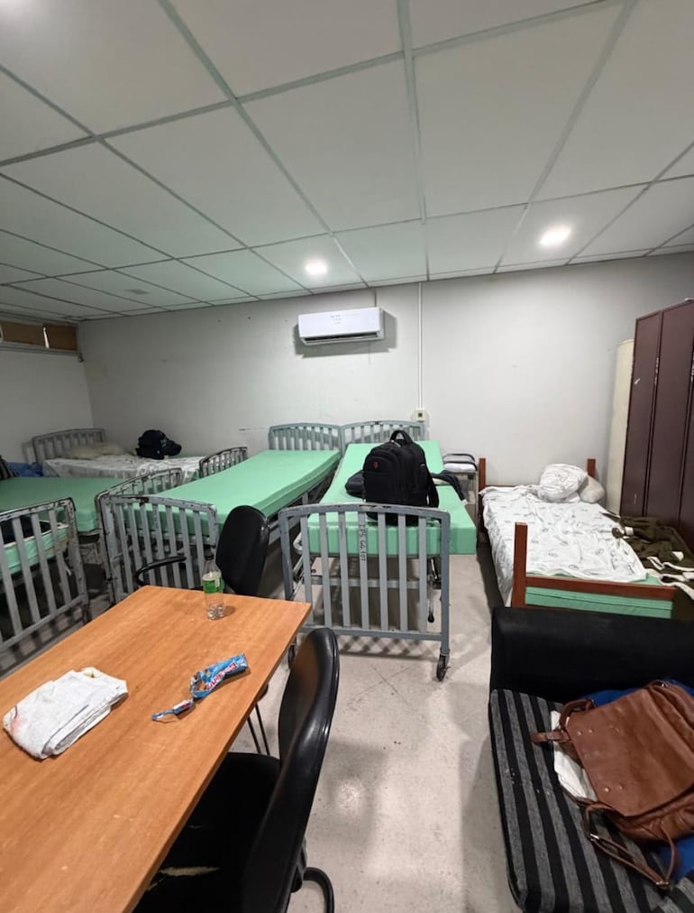 Camas hacinadas y herrumbradas, así es el área de descanso de los médicos de guardia en el Hospital Central. 