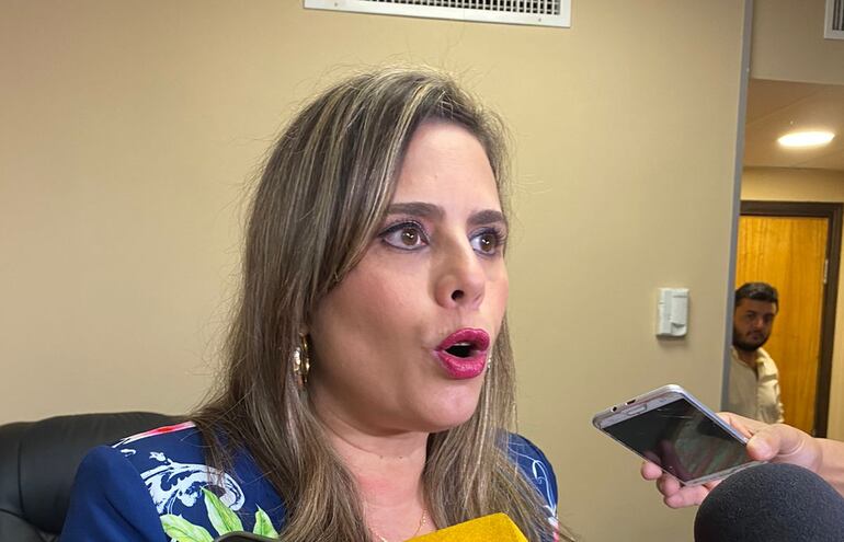 Con respecto a los aumentos para funcionarios, la senadora Kattya González aseveró que “ningún aumento para funcionarios se justifica en este momento, hay que hacer empatía con la ciudadanía”.