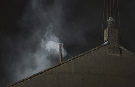La chimenera de la capilla Sixtina emitirá humo blanco cuando haya sido electo el nuevo papa.