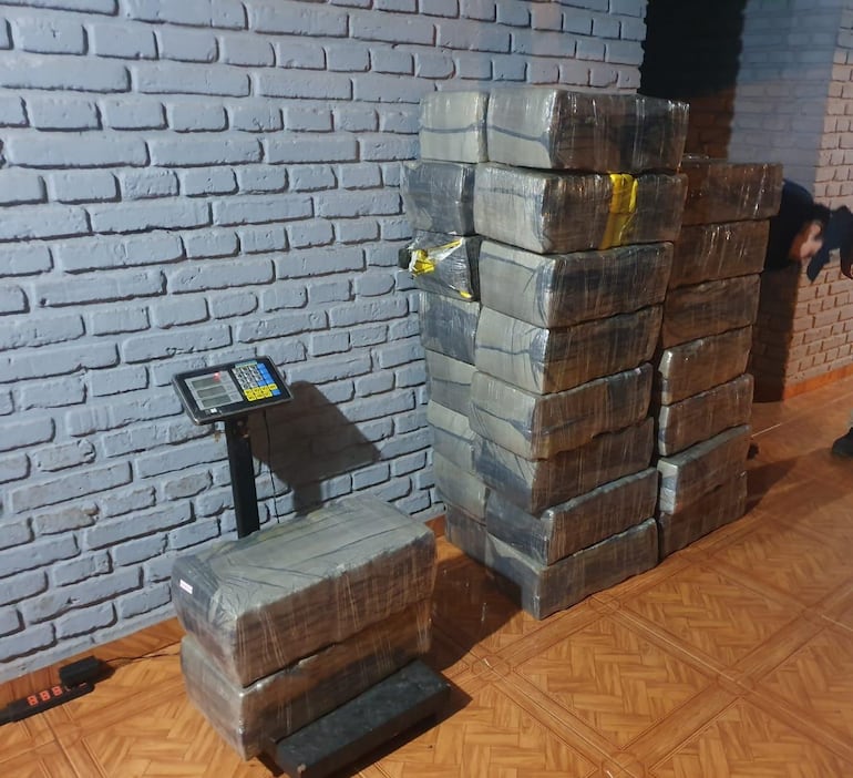 Dos hombres fueron detenidos con más de media tonelada de marihuana prensada.