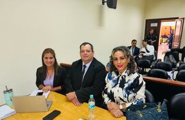 De izquierda a derecha: la abogada Adolfina Benítez, madre de la víctima; el abogado Víctor Martínez; y la fiscal de la Unidad N°1 de Paraguarí, Milena Basualdo.