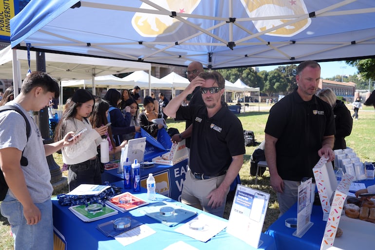 Personas asisten a un evento de la Agencia de Servicios de Emergencia de la Gobernación de California, este miércoles en la Universidad de California en Los Ángeles (Estados Unidos).