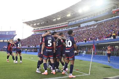 Los jugadores de Cerro Porteño festejan el gol de Gustavo Velázquez en el partido frente a Libertad por la fecha 21 del torneo Clausura 2025 de la Primera División de Paraguay en el estadio La Nueva Olla, en Asunción, Paraguay.