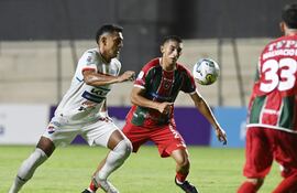 Cristian Colmán (i), jugador de Nacional, disputa el balón en un partido frente a Atlético Tembetary por el torneo Apertura 2025 del fútbol paraguayo en el estadio Arsenio Erico, en Asunción, Paraguay.