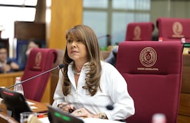 La senadora Celeste Amarilla (PLRA) cuestionó duramente al cartismo por no aumentar el impuesto al tabaco.