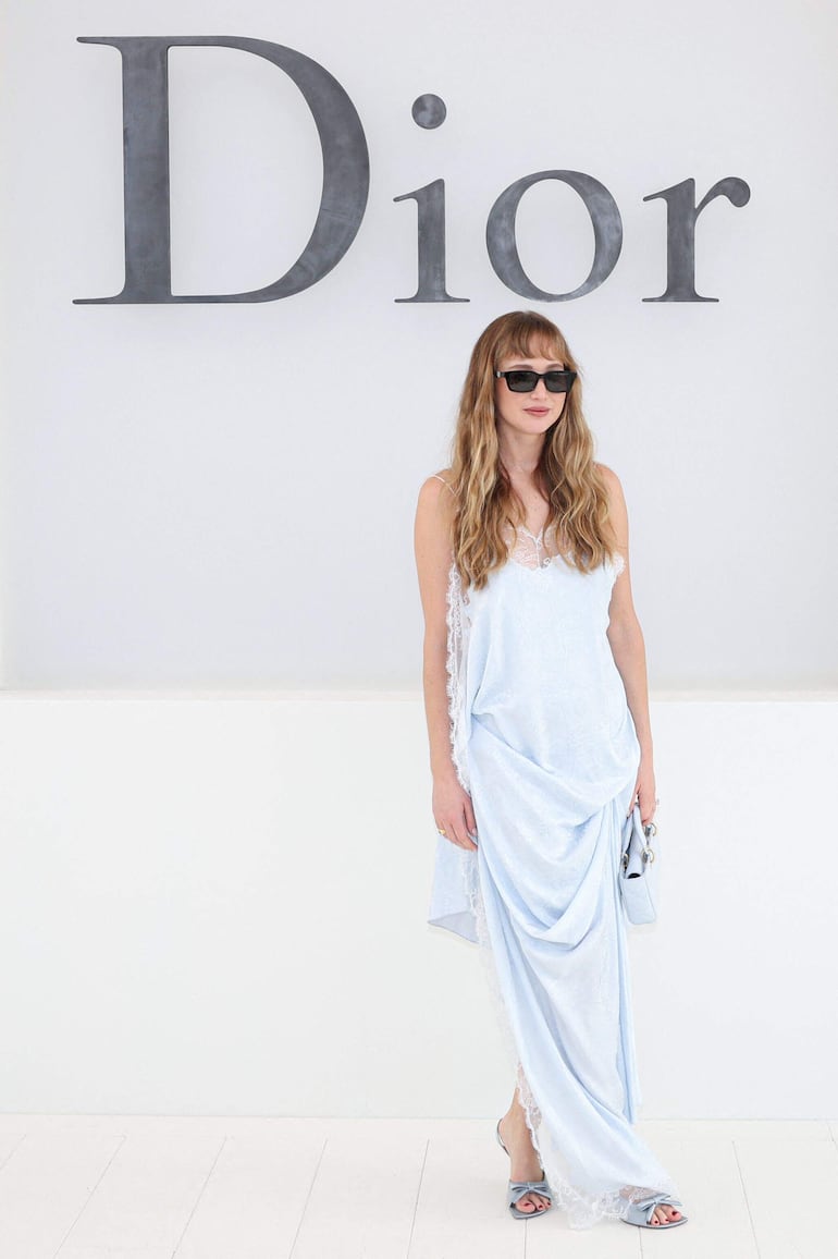 Jennifer Lawrence posando a su arribo al desfile de Christian Dior en el Paris Fashion Week. (Xavier GALIANA / AFP)