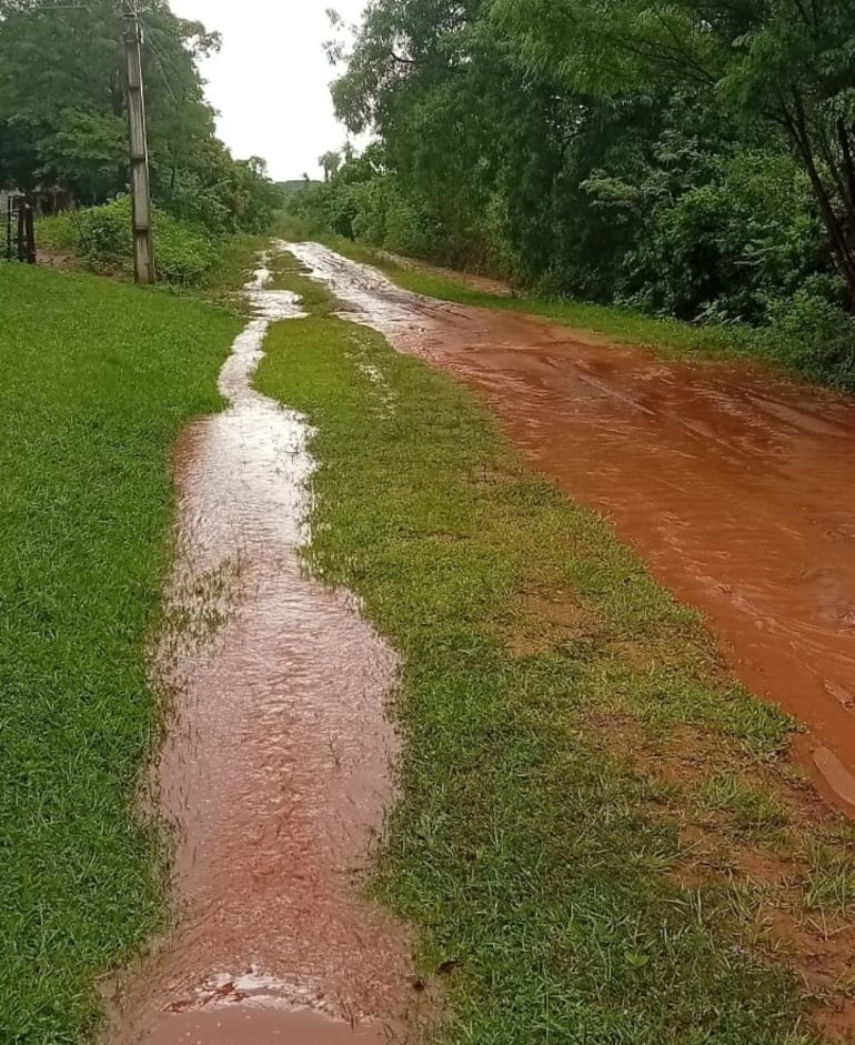 Camino vecinal de la compañía Ndavarú que piden reparación.
