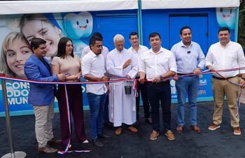 Momento en que el hermano, Antonio Potillo, procede a la bendición del futuro consultorio odontológico.