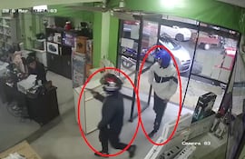 Captura de video de circuito cerrado donde se observa a dos hombres armados ingresando al lugar.